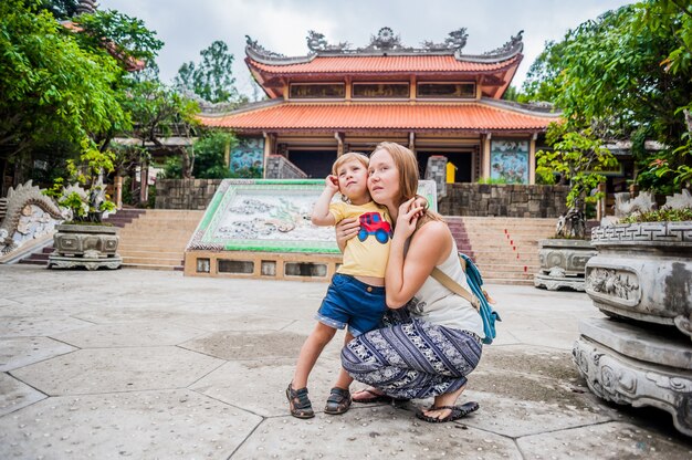 Feliz turistas mãe e filho no longson pagoda