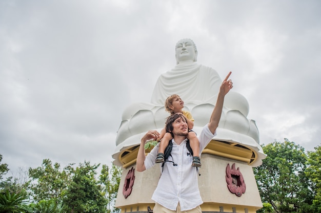 Feliz turistas pai e filho no LongSon Pagoda