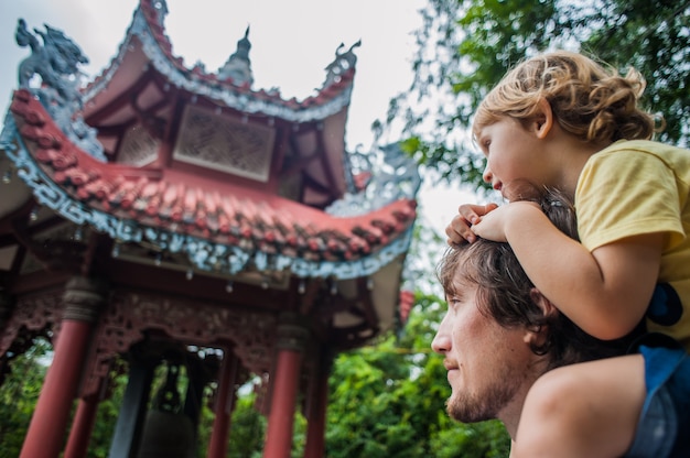 Feliz turistas pai e filho no longson pagoda