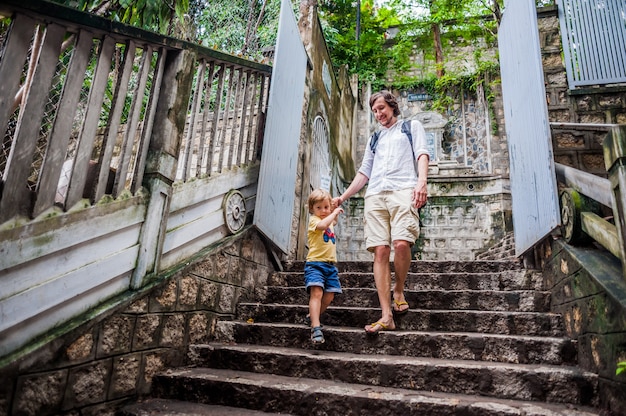 Feliz turistas pai e filho no LongSon Pagoda