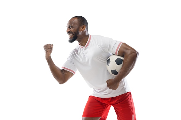 Foto feliz vencedor. emoções engraçadas do futebol profissional, jogador de futebol isolado na parede branca do estúdio.
