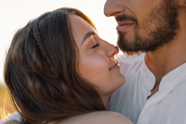 Feliz verano. Una pareja amorosa junta en la naturaleza. Felices vacaciones. Recreación familiar. Disfrute y relajación. Ser felices juntos.