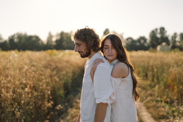 Feliz verano. Una pareja amorosa junta en la naturaleza. Felices vacaciones. Recreación familiar. Disfrute y relajación. Ser felices juntos.