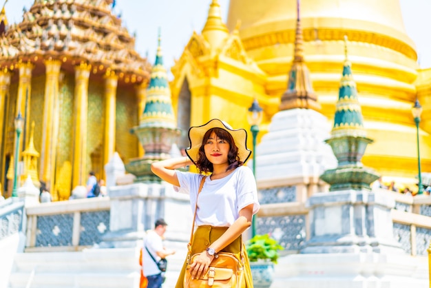 Feliz viagem asiática mulher no templo na Tailândia