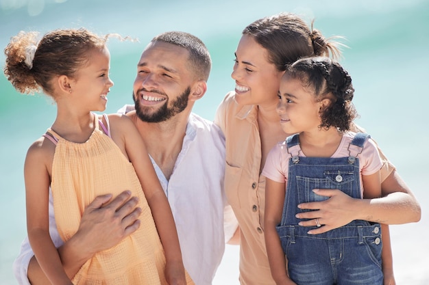 Feliz viagem em família e férias na praia com crianças nas férias de verão da costa rica ou viagem ao ar livre amo o sorriso e as meninas, mãe e pai juntos no oceano ou na beira do mar, passando tempo unindo e cuidando