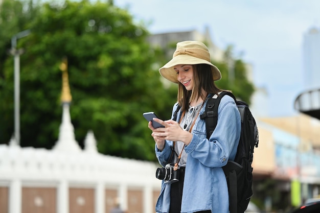 Feliz viajante caucasiana com mochila em viagem de férias na Tailândia Férias do Blogger e conceito de viagem