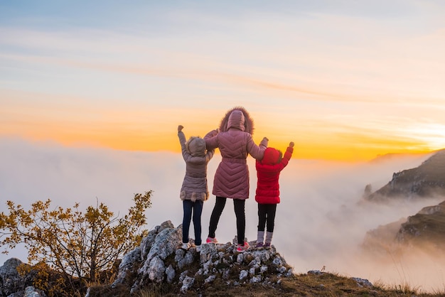 Feliz viaje de aventura familiar en vacaciones de verano Madre con dos hijas en la naturaleza