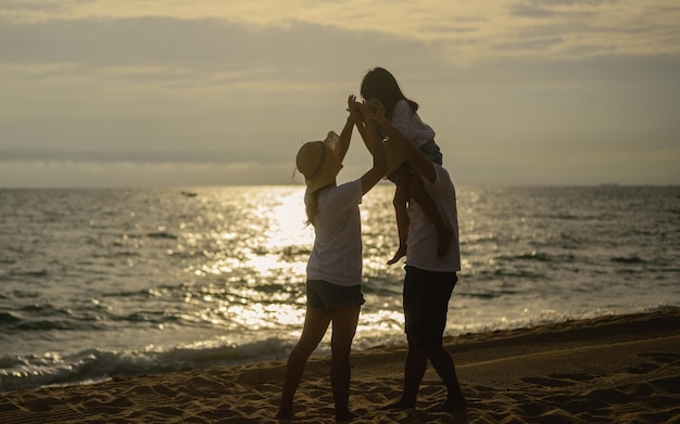 Feliz viaje en familia a la playa Familia con viaje a la playa en vacaciones de verano