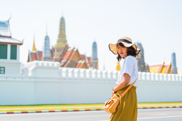 Feliz viaje mujer asiática en Tailandia