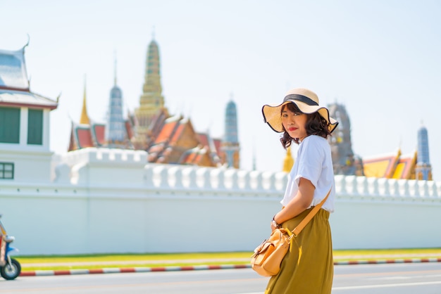 Feliz viaje mujer asiática en Tailandia