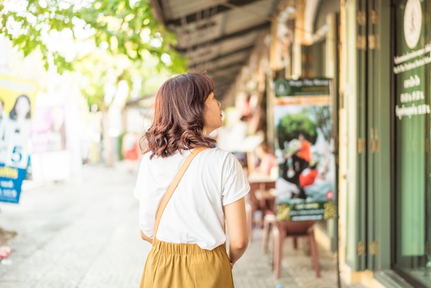 Feliz viaje mujer asiática en Tailandia