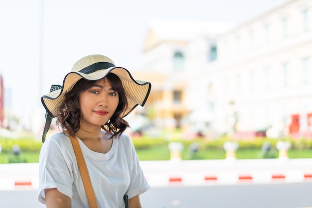 Feliz viaje mujer asiática en Tailandia