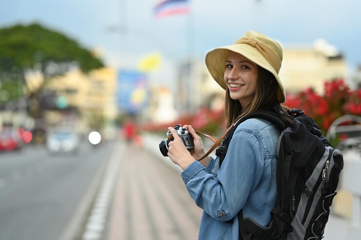 Foto feliz viajera caucásica con mochila en viaje de vacaciones en tailandia blogger vacaciones y concepto de viaje