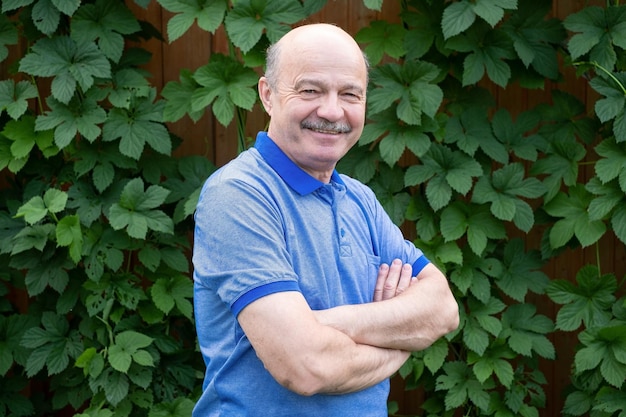 Feliz viejo anciano senior hombre sonriendo al aire libre