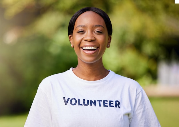 Feliz voluntaria del parque y retrato de una mujer negra para el trabajo y servicio comunitario de limpieza Sonríe joven y una niña africana o trabajadora de caridad en la naturaleza para la gestión de residuos o proyecto social