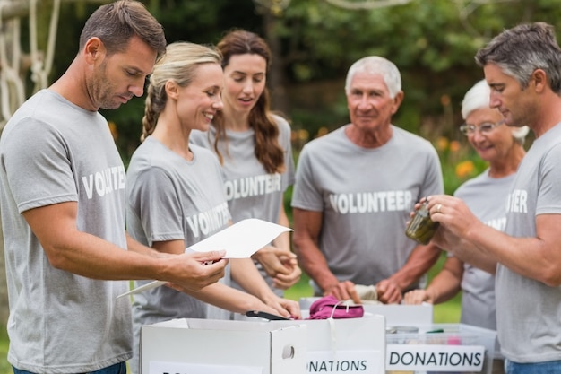 Feliz voluntario mirando la caja de donaciones