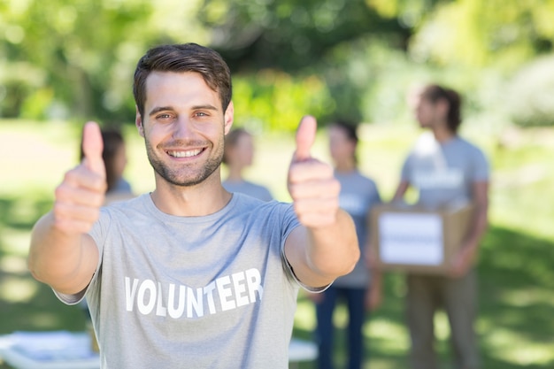 Foto feliz voluntario en el parque