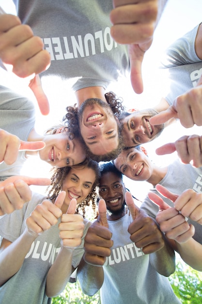 Foto feliz voluntários no parque