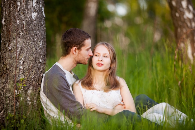 Felizes amantes abraçando no bosque de vidoeiros