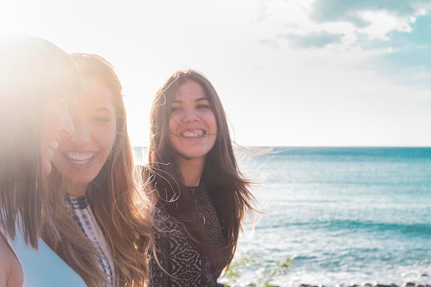 Foto felizes amigas no mar