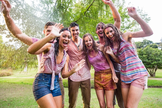 Felizes amigos cobertos de tinta em pó