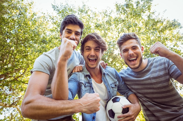 Foto felizes amigos no parque com futebol