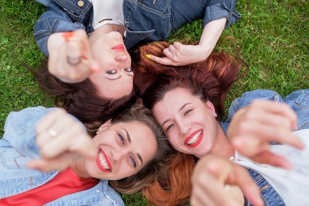 Felizes amigos no parque em um dia ensolarado