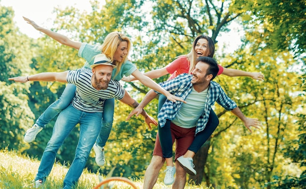 Felizes amigos se divertindo juntos em um dia de verão