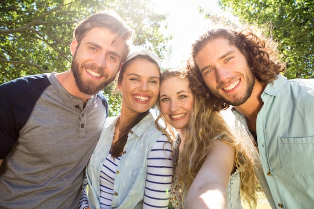 Felizes amigos tomando uma selfie