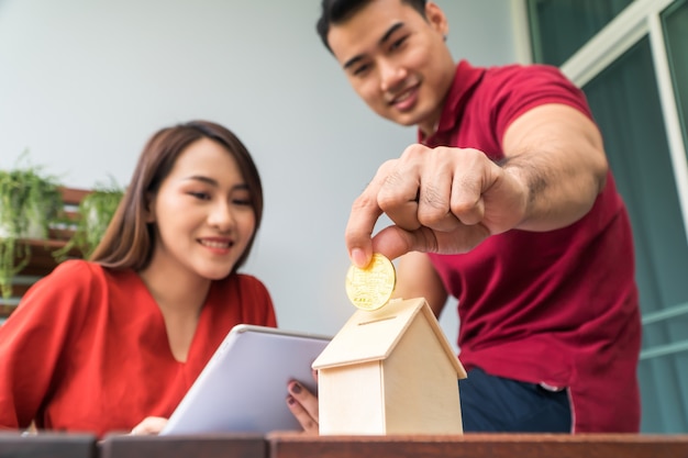 Felizes casais asiáticos sorrindo porque é rentável com investimentos