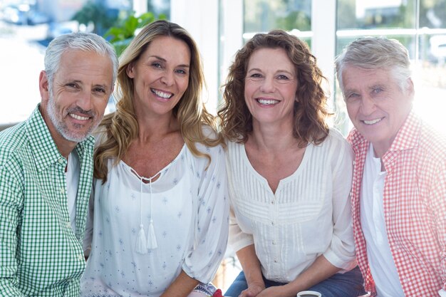 Felizes casais maduros no restaurante