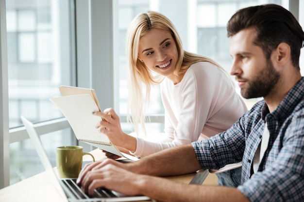 Felizes dois colegas no escritório de coworking