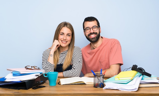 Felizes dois estudantes com muitos livros