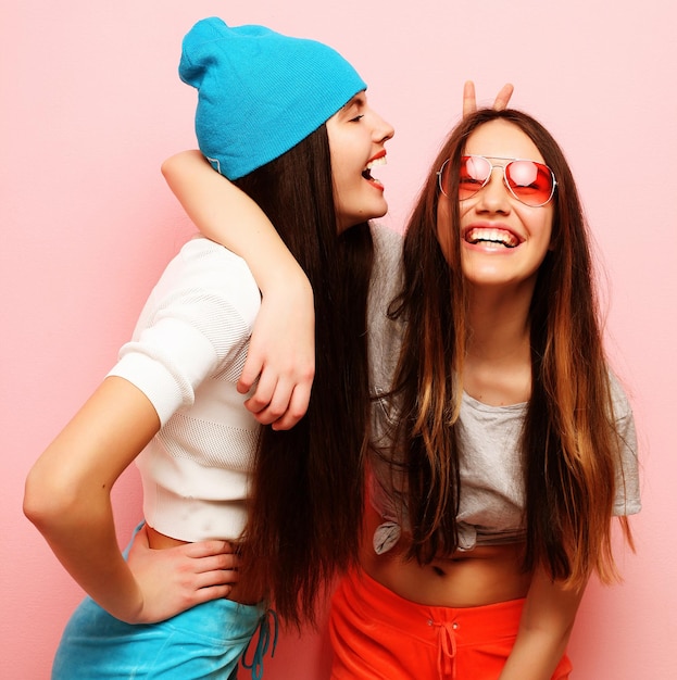 felizes e sorridentes lindas adolescentes ou amigos se abraçando