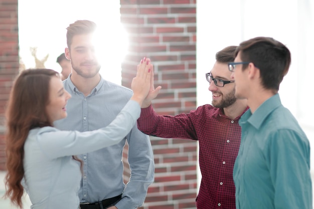 Felizes empresários criativos dando highfive na sala de reuniões