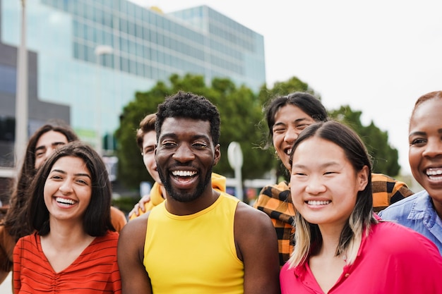 Felizes jovens multirraciais se divertindo juntos na cidade - diversos amigos aproveitam o dia ao ar livre