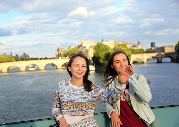 Felizes lindas alunas em Paris