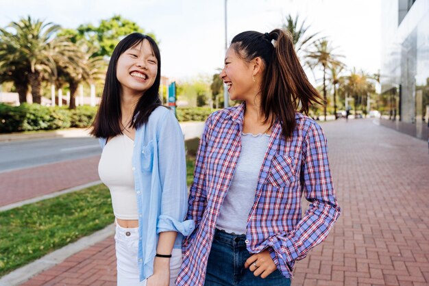 Felizes lindas mulheres chinesas amigas se unindo ao ar livre