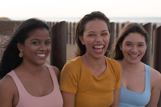 Foto felizes mulheres bonitas se divertindo no conceito de feminilidade da cidade