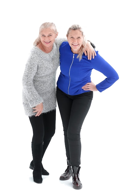 Felizes mulheres casuais sorrindo isoladas sobre um fundo branco