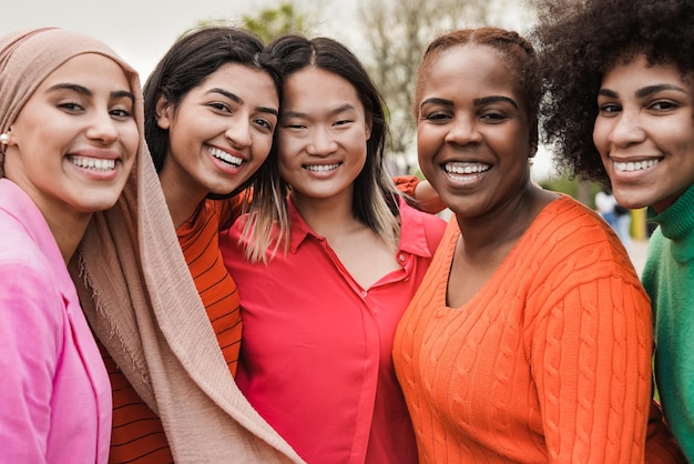 Foto felizes mulheres multirraciais sorrindo para a câmera belos amigos diversos