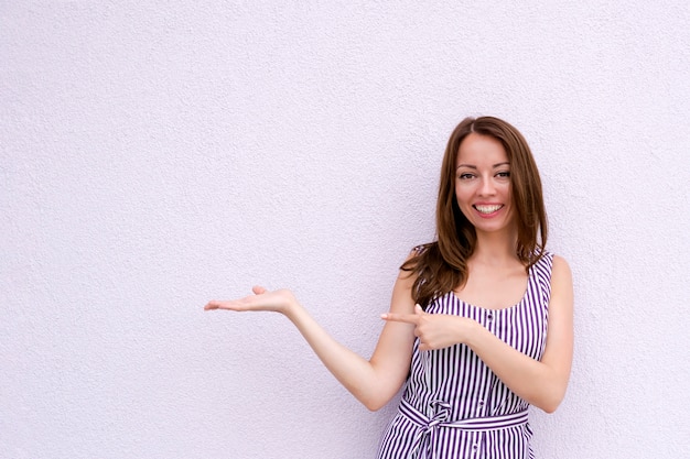 Foto felizmente sonriente mujer