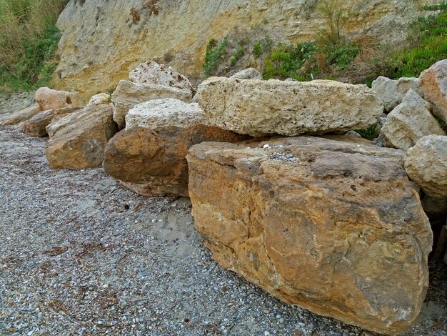 Felsen am griechischen Strand in der Nähe des Mittelmeers