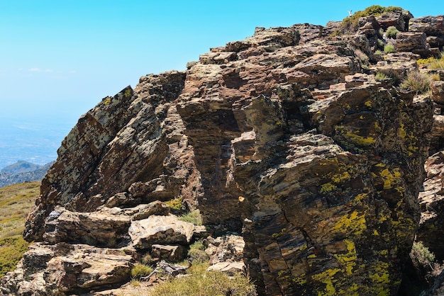 Felsen am Hang im Sommerberg (Nationalpark Sierra Nevada, in der Nähe von Granada, Spanien).