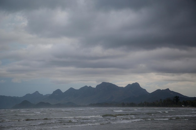 Felsen am Horizont die Küste von Thailand Vor dem Sturm