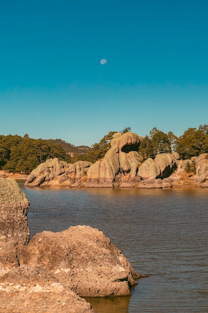 Foto felsen am meer gegen den klaren blauen himmel