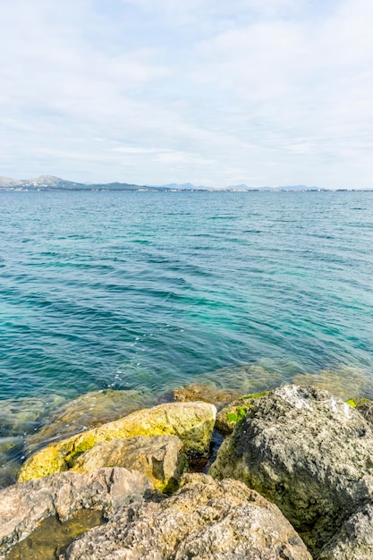 Felsen am Mittelmeer auf der Insel Ibiza in Spanien, Urlaubs- und Sommerszene