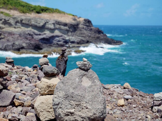 Foto felsen am strand gegen den himmel