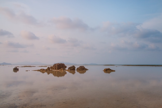 Felsen am Strand in der Sonnenuntergangzeit