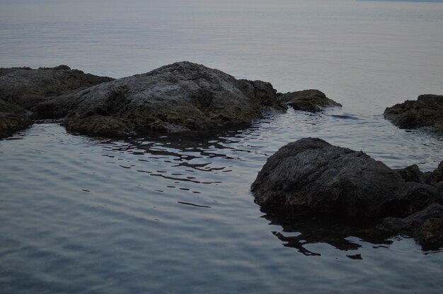 Felsen am Strand ruhiges Wasser